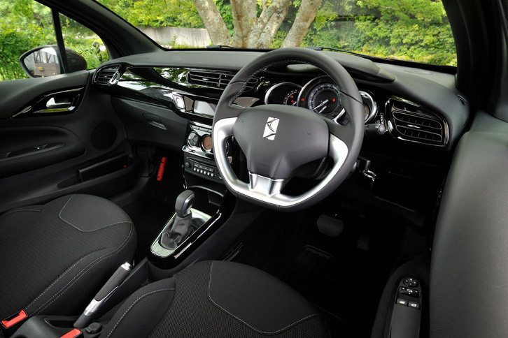 多彩なカラーバリエーションが用意されるエクステリアに対し、インテリアの色は「ノアール」（黒）のみとなる。