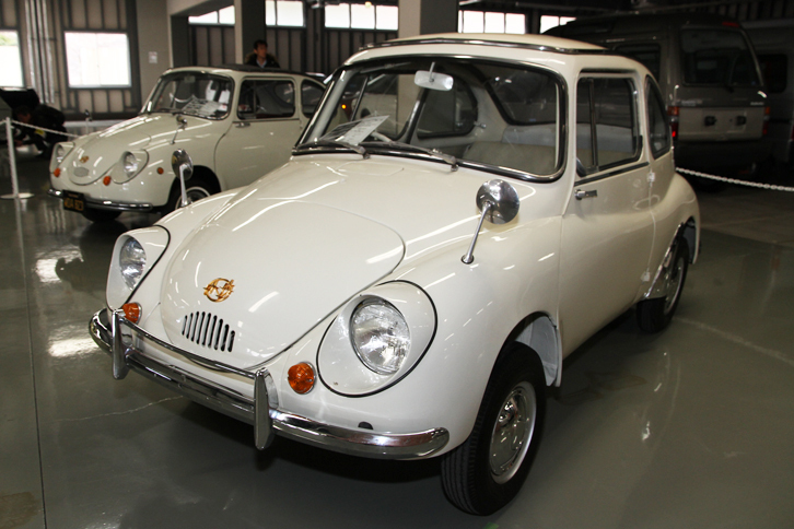 1961年「スバル450」。主に輸出用として開発された、エンジンを423ccに拡大したモデル。国内では5ナンバーの小型乗用車となるため税金が高くなり、車検も必要になる（73年10月以前は、軽は車検不要だった）など、デメリットのほうが多く、少数が販売されたにとどまる。