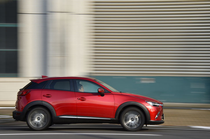 スタイリッシュなシルエットは「CX-3」のセリングポイントのひとつ。SUVでありながら、全高は多くの立体駐車場に入庫可能な1550mmに抑えられている。