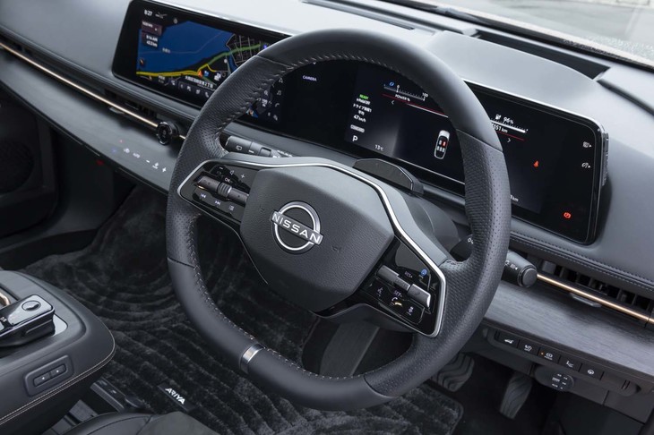 2本スポークのステアリングホイールにはディンプルレザーが巻かれる。ボトム側のスポークにセンターマークが付いているのがユニークだ。