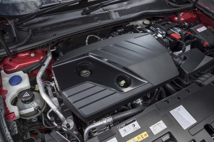 
	2リッターのディーゼルエンジンは、2000rpmという低回転域から最大トルク400Nmを発生。燃費（WLTCモード）は16.9km/リッターを記録する。
	