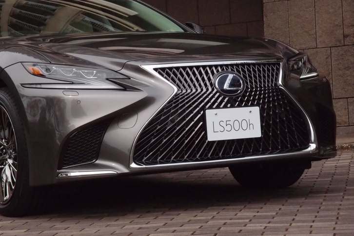 LS500h“バージョンL”（スピンドルグリル）