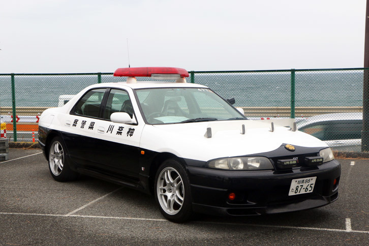 「スカイラインGT-R40thアニバーサリー」はパトカーにも採用されており、その1台が“毎年恒例の特別ゲスト”のこの白黒パトカーなのだ。かつては覆面車も存在した。