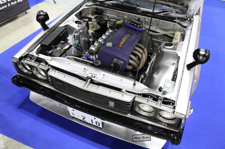 東京オートサロン2020にも出展されていたトップシークレットのマシン。通称“ジャパン”こと5代目「日産スカイライン ハードトップ2000GT」（KGC210）のノーズに、ノーマルのL20Eに代えて輸出用のRB30のブロックにR32～R34のGT-R用RB26DETTのヘッドを載せたNA仕様のエンジンを搭載。いわば「スカイライン3000GT-R」？