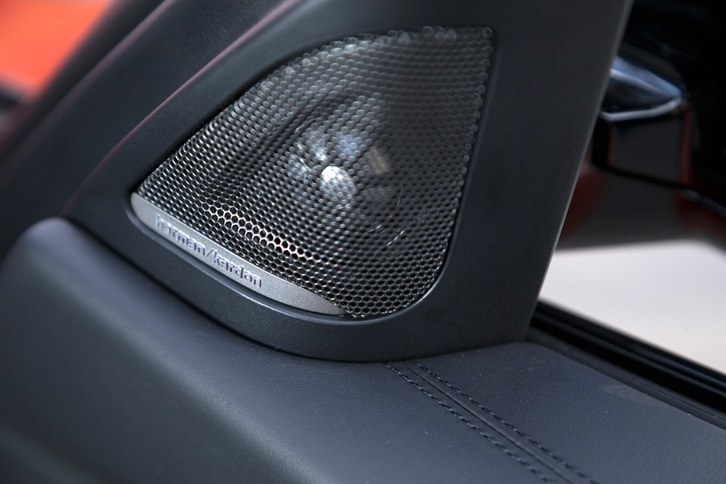 2017年5月のマイナーチェンジでは、ハーマンカードンのサラウンドサウンドシステムが標準で採用されるなど、装備の強化も図られた。