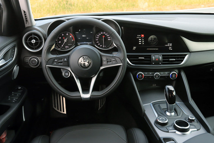 非常にクイックな操舵フィールが特徴のステアリングホイール。コラムには手動変速時に使用するシフトパドルが装備される。