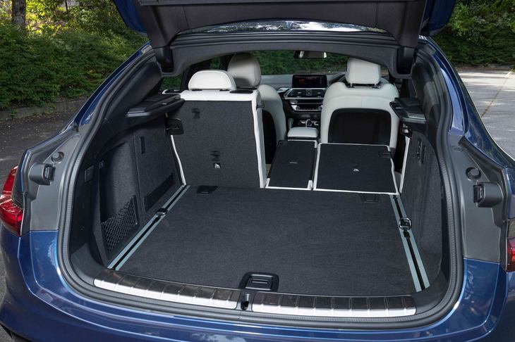 後席の背もたれを前方に倒すと、積載容量を最大1430リッターに拡大できる。荷室には、背もたれをワンタッチで倒せるリリースレバーが備わっている。