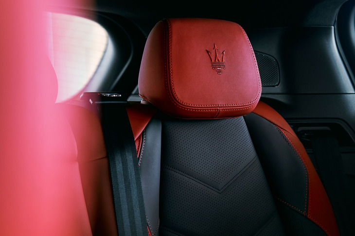 黒を基調とした内装色に、「フォーリセリエ」によるレッドのプレミアムレザーが組み合わされる。