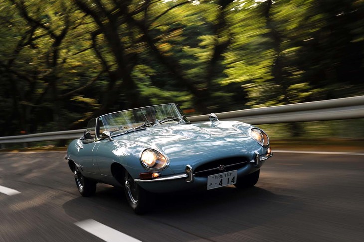 1961年に誕生した「ジャガーEタイプ ロードスター」。ロングノーズ・ショートデッキのスタイルは、今なお、見る者を魅了します。（photo：北畠主税）