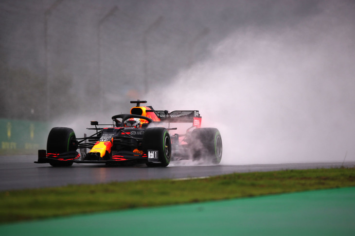 300戦目の節目を迎えたレッドブルにとっては、忘れたいメモリアルレースになってしまった。3回のフリー走行すべてでトップだったマックス・フェルスタッペン（写真）は、予選で0.290秒差をつけられ惜しくも2位。レースではスタートで大きく出遅れるも、レーシングポイントの2台の後ろ、3位まで挽回。しかし2位ペレスを抜こうとしてスピン、タイヤを傷めてピットインを余儀なくされ、結果6位。アレクサンダー・アルボンは予選4位から、フェルスタッペン脱落後に再度ペレスに挑むも失敗し、7位でレースを終えた。（Photo=Getty Images / Red Bull Content Pool）