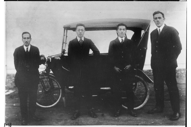 ウィリアム・R・ゴルハム（写真右）と、彼の手がけた三輪車。材料や部品、組み立てに要する機械などは、いずれもアメリカから輸入したものだった。
