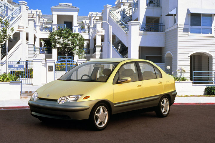 1995年の東京モーターショーに出展されたコンセプトカー「プリウス」。後年の市販モデルとはまったく異なるパワーユニットが搭載されていた。
