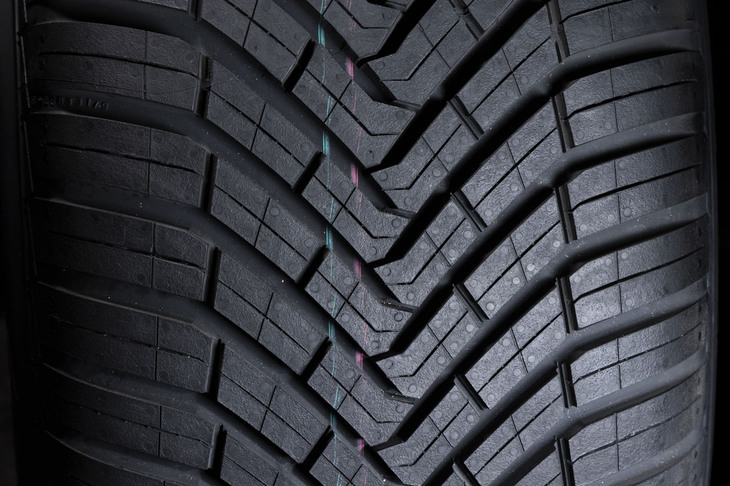 ショルダー部分をサマータイヤのようなパターンとしたのとは対照的に、センター付近には大胆なV字シェイプを採用。これが路面の雪や水を力強くかき出す。