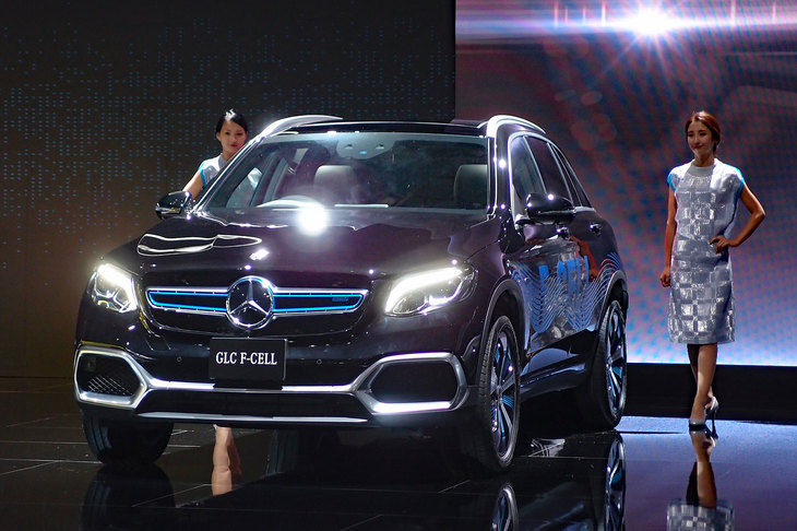 メルセデス・ベンツが2019年の東京モーターショーに出展した「GLC F-CELL」。2018年秋に量産が開始されたモデルで、日本では2020年中ごろのリース販売開始が予定されている。