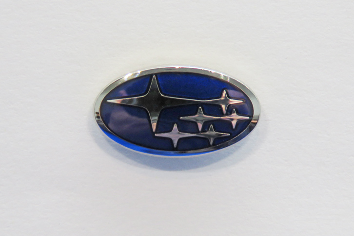 青を基調とした新しい社章は、グループ全体で用いられる“グループ章”となる。