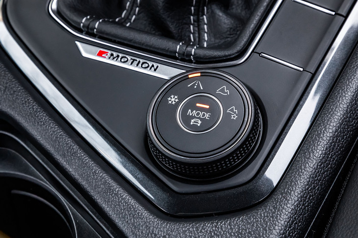 「オンロード」「オフロード」「スノー」「オフロードカスタム」といった4WDやトラクション制御を変えることができる「4MOTIONアクティブコントロール」を装備。スイッチはシフトパネル右下に配置される。