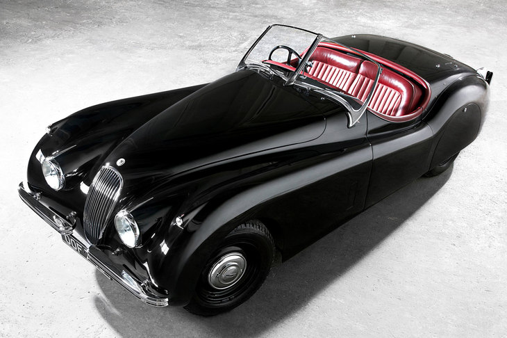 1948年に登場した「XK120」は、高出力の直6 DOHCエンジンを搭載した高性能スポーツカーだった。