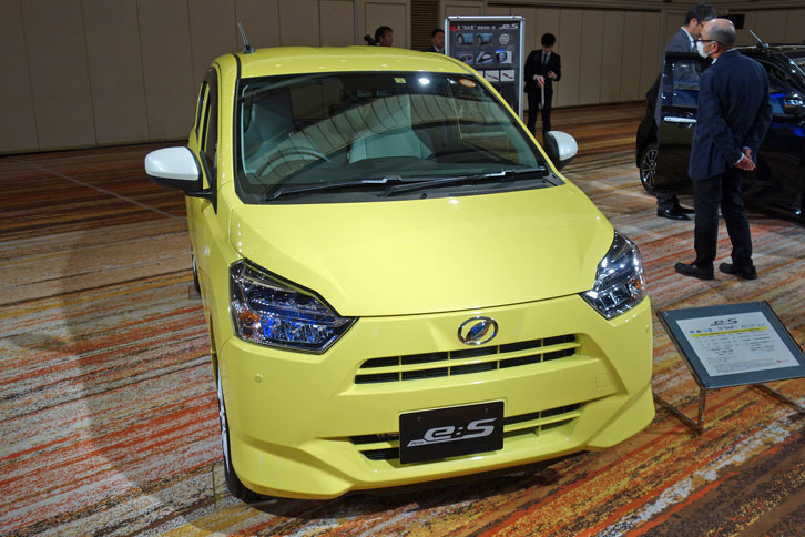 「レモンスカッシュクリアメタリック」のボディーカラーが鮮やかな「X“SAIII”」。