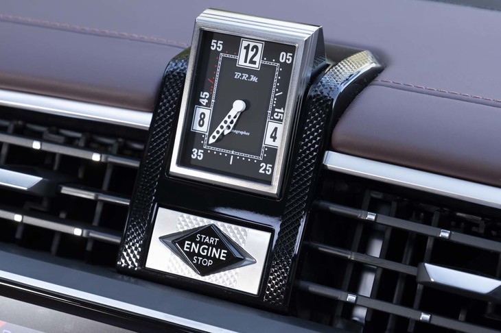 ダッシュボードの中央に装着されたB.R.M製のアナログクロック。普段は背面を前にして格納されており、その下にあるスタート／ストップスイッチを押すとフェイスが姿を現す仕掛け。