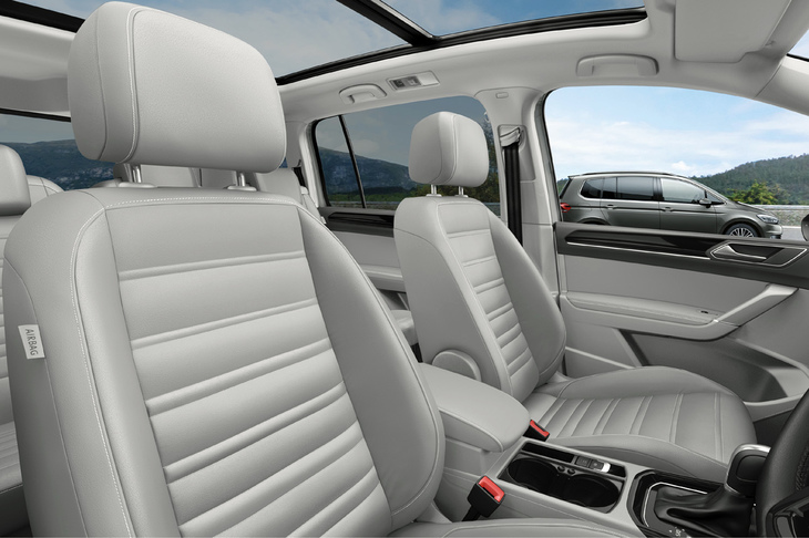 
	内装色は、ストームグレー（写真）とブラックレザーをラインナップ。ボディーカラーがインジウムグレーメタリックの場合はストームグレーの内装色を、オリックスホワイトマザーオブパールエフェクトの場合はブラックレザーとなる。
	