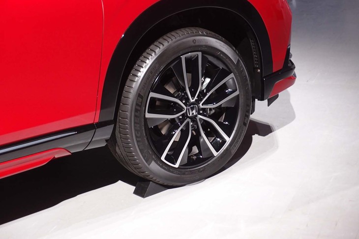 ホンダ・ヴェゼルの純正アクセサリー装着車（フロントホイール）