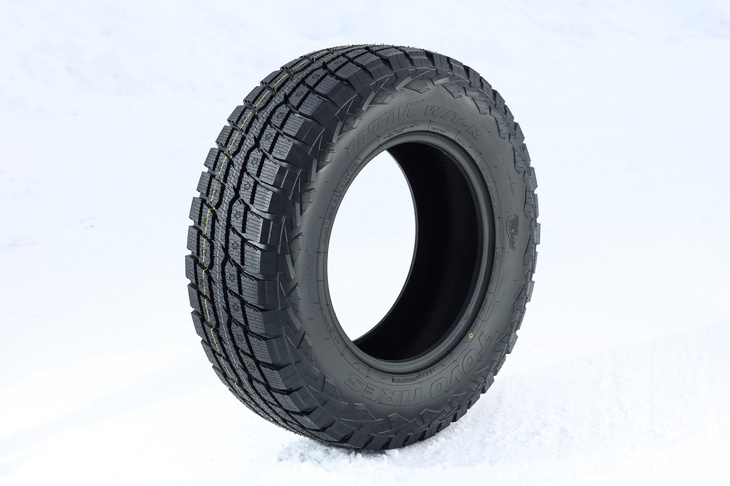 ゴツゴツとしたデザインの「オブザーブW/T-R」は、SUVおよびクロスカントリーモデル向けのスタッドレスタイヤ。荒れた氷雪路や雪深い路面での走破性を重視している。