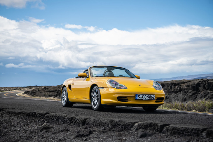 最高出力220PSの2.7リッターフラット6をリアミドに搭載する2002年の986型初代「ボクスター」。電動ソフトトップは、オープン／クローズの動作がいずれも約12秒で完了する。