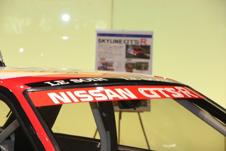 フロントウィンドウを飾る「NISSAN GTS-R」のステッカー。