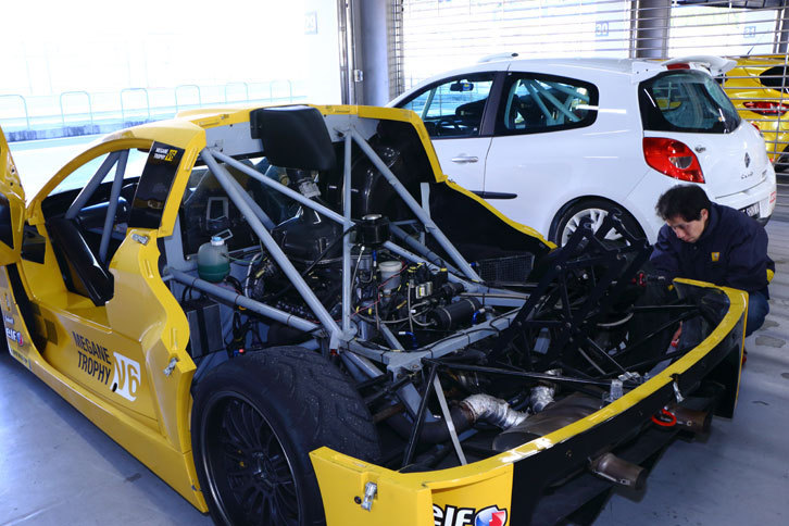 「メガーヌ トロフィーV6」は、3.5リッターのV6エンジンをミドシップに搭載。スタイルは「メガーヌ クーペ」をモチーフとしているが、中身は全く別物のモンスターだ。ドアも斜め上方に開く。