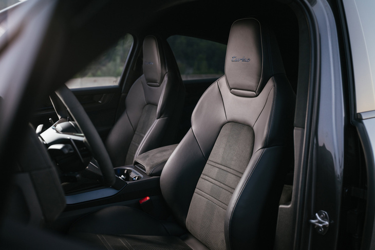 標準装備のシートは、「カイエン ターボEハイブリッド」が18wayの電動調整機構付きアダプティブスポーツシートなのに対し、同「GTパッケージ」では8wayの電動調整機構付きスポーツシートとなる。アダプティブスポーツシートへのアップグレードは可能だが、コンフォートシートの選択は不可となっている。