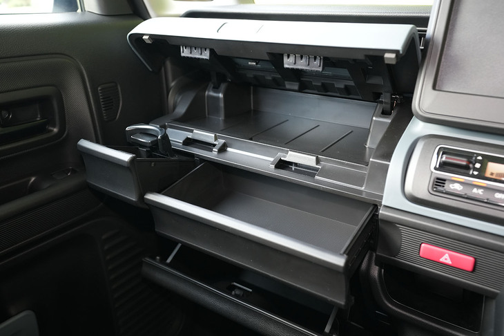 インパネアッパーボックスとグローブボックスの間からはティッシュペーパーの箱にぴったりな引き出しとカップホルダーが飛び出す仕掛け。