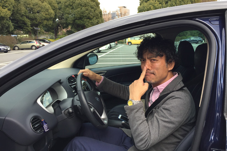 清水氏の「デルタ」に乗り込む塩見氏。アロマの香りにうっとり!?