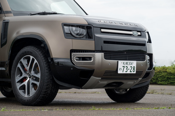 「X」は2021年モデルから追加された最上級グレード。外装では光沢感のあるブラックの装飾が特徴だ。