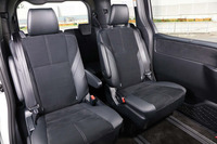 「ヴォクシーZS“GRスポーツ”」の2列目キャプテンシート。「ノア／ヴォクシー」の“GRスポーツ”はともに、7人乗り仕様となっている。