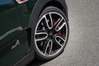 タイヤはランフラットタイプの「ピレリPゼロ」で、サイズは225/35R19。ホイールにも「ジョンクーパーワークス」専用デザインが採用されている。