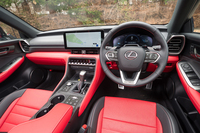 液晶式メーターを採用したり、エアコンのスイッチパネルをつくり直したりと、インストゥルメントパネルは新設計に近い。この「プロミネンス」の内装色も“Fスポーツ”用に新規設定された。