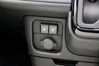 助手席側のインストゥルメントパネルにはUSBポート（2つ）と12Vソケットが用意される。