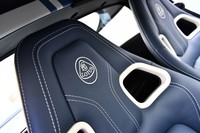 シートは本革仕立て。ヘッドレスト部にはロータスエンブレムの刺しゅうが施されている。
