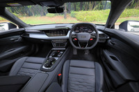 インテリアでは、各所に再生素材や天然素材を用いた表皮を採用。生産段階における環境負荷の低減を図っている。