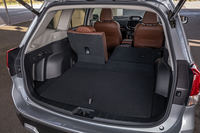 荷室は5人乗車の場合、2.5リッターエンジン搭載車では520リッターの容量となるが、「アドバンス」ではバッテリー搭載の関係で容量が509リッターとなる。