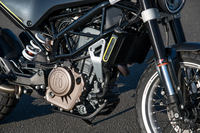 エンジンは排気量373ccの水冷4ストローク単気筒DOHC 4バルブ。44psの最高出力と37Nmの最大トルクを発生する。