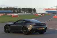 シャシーは「DB11 AMR」と同様、リアサブフレームブッシュを強化した新型プラットフォームをベースに、フロントで10mm、リアで20mmトレッドを拡大したほか、全高も5mmローダウンしている。