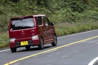 0.66リッターの3気筒自然吸気エンジンは最高出力49PSを発生。同2.6PSのモーターでアシストするマイルドハイブリッドが付いている。