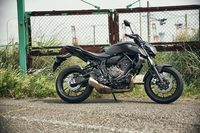 「MT-07」には試乗車の「マットダークグレーメタリック」を含め、3種類のボディーカラーが用意されている。