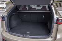 「CX-5」の荷室容量は522リッター（床下のサブトランク容量55リッターを含む）で、9インチサイズのゴルフバッグが4つ収容できる。後席使用時の荷室長は950mm、後席背もたれを前方に倒すと1610mmとなる。