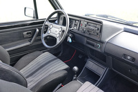 初代「ゴルフGTI」のインテリア。現代にも受け継がれる質実剛健な雰囲気が漂っている。