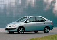 世界初の量産ハイブリッド車である初代「トヨタ・プリウス」。1997年のデビュー当初のイメージキャラクターは手塚治虫の『鉄腕アトム』で、遅れて伊達公子、そして坂本龍一がCMに登場した。