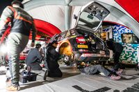 こちらでは、WRC2で戦った新井大輝／松尾俊亮組の「シュコダ・ファビアR5」が修理されている。