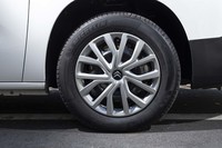 「シャイン」の足まわりは16インチのスチールホイールとキャップの組み合わせ。タイヤは「ミシュラン・プライマシー4」を履いていた。