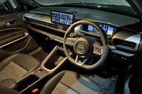 コックピットデザインは、BEVの「アベンジャー」に準じたもの。フルカラーの10.25インチマルチビューディスプレイと、同じく10.25インチのタッチパネルモニターで先進性が表現される。